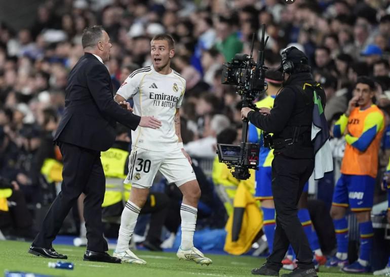 u8国际-每体：赫伊森与马斯坦托诺遭伯纳乌狂嘘，皇马球迷耐心已耗尽